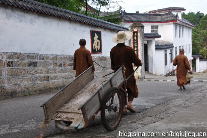 圣富师、如闻师出坡回来。