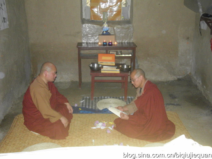 上午孙居士来，送粽子还有糯米饭，中午到大圆寺吃饭，孙居士在寺里打斋。