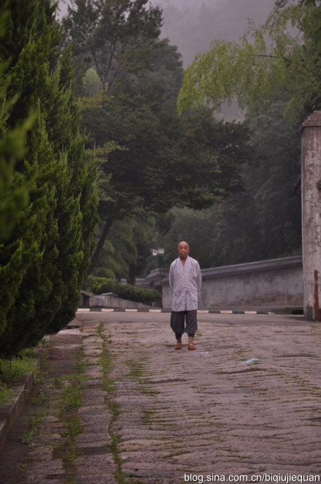 安养院的老师父，平兴寺在九八年前后修建了敬老院，为老师父们饮食起居，共修安养提供方便。