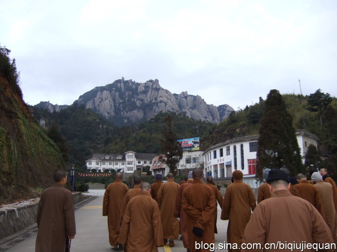 诸师从平兴寺徒步至太姥山停车场，远处的景观为“十八罗汉岩”