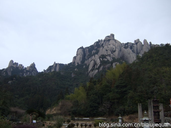 站在国兴寺大殿门口眺望“十八罗汉岩”