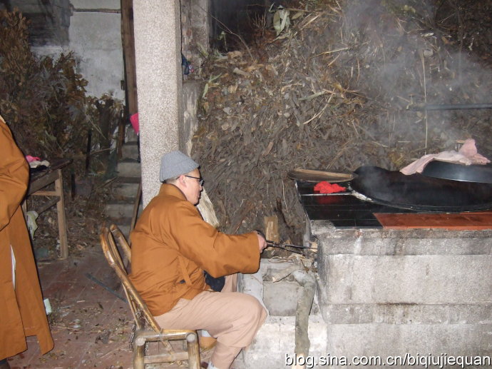 到白云寺时也快吃中饭了，诸师打算在白云寺用餐，一下子来这幺多师父，可把白云寺大寮的师父忙坏了，