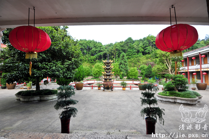 阴沉细雨的天，寺院格外宁静。