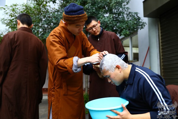 丁酉腊八，十一位净人剃度出家